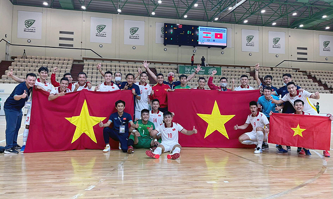 Cầu thủ và ban huấn luyện futsal Việt Nam chụp ảnh mừng suất dự World Cup 2021. Ảnh: VFF
